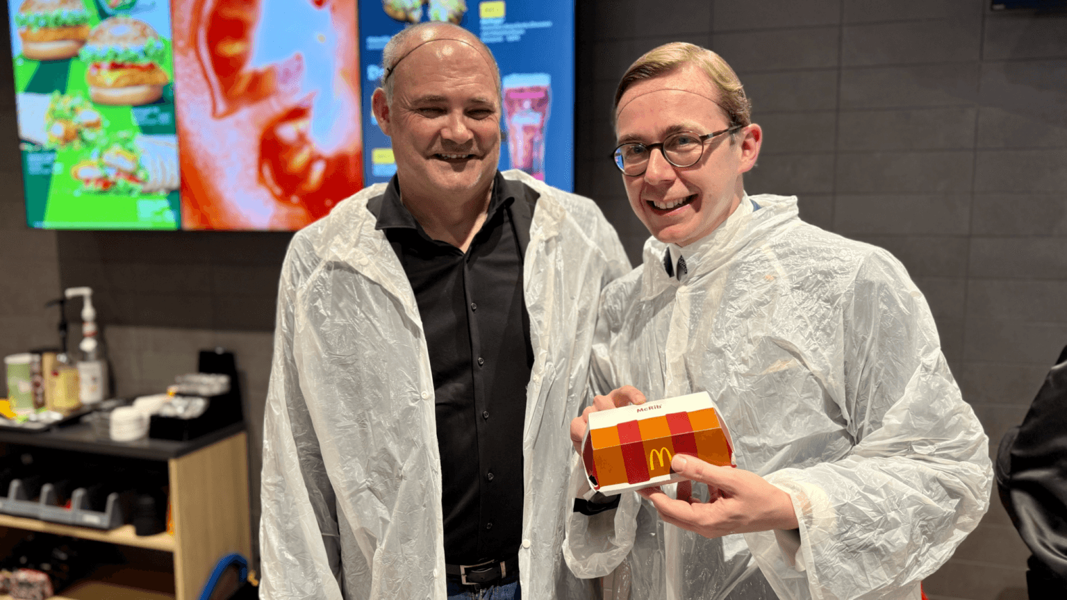 In Hygienekleidung einen McRib produziert.