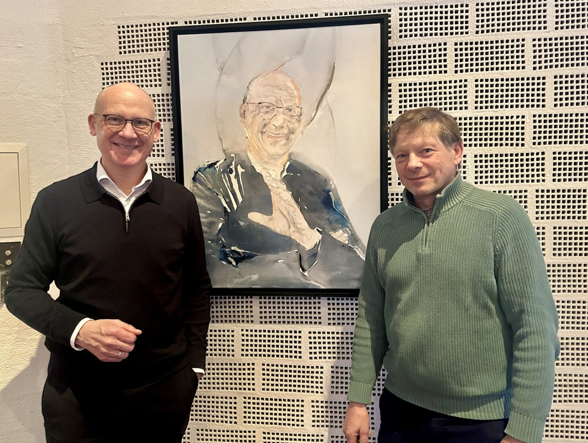 Rottweils ehemaliger Oberbürgermeister Ralf Broß mit dem Künstler Axel Brandt bei der Enthüllung des Porträts im Sitzungssaal des Rottweiler Gemeinderats im Neuen Rathaus (Foto: Stadt Rottweil / Tobias Hermann).