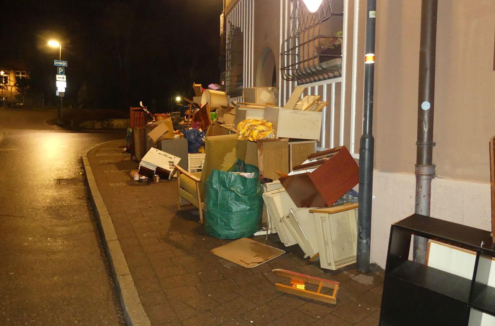 Sperrmüll blockiert seit Tagen den Gehweg am Mühlegraben. Foto: him