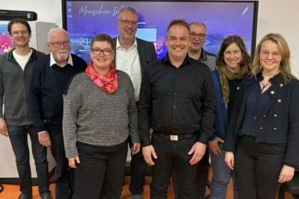 Der neue Vorstand vlnr: Matthias Schnepf, Dr. Ulrich Fiedler (ehem. Stv. Vors.), Karin Schick, Schulleiter Jochen Schwarz, Thomas Madlener, Peter Auginski, Dr. Kerstin Prückner-Engesser, stv. Schulleiterin Pia Decker
Foto: Engeser