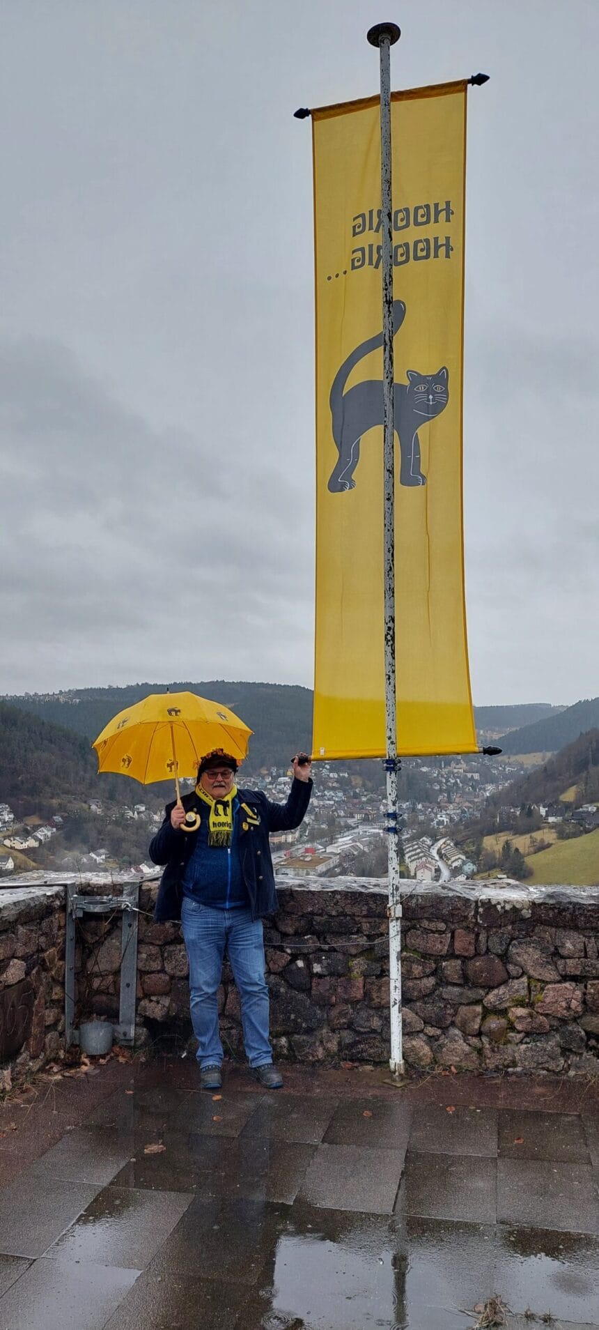 Narrenfahne auf dem Bergfried der Ruine Schilteck. Foto: Hans Huber