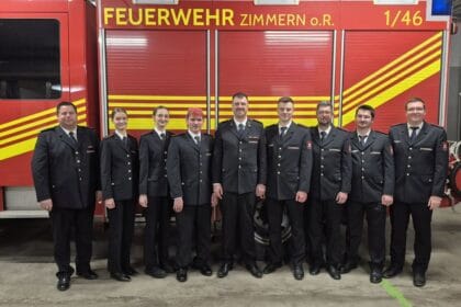 Von links: stv. Kommandant Benjamin Grießhaber mit den übergetretenen Einsatzkräften Teresa Burkard, Lara Noder, Max Iglauer, Jugendwart Andreas Roth und sein Team um Yannick Haas, Marco Rottler, Jan Sakautzky und Markus Mauch. Foto: fw