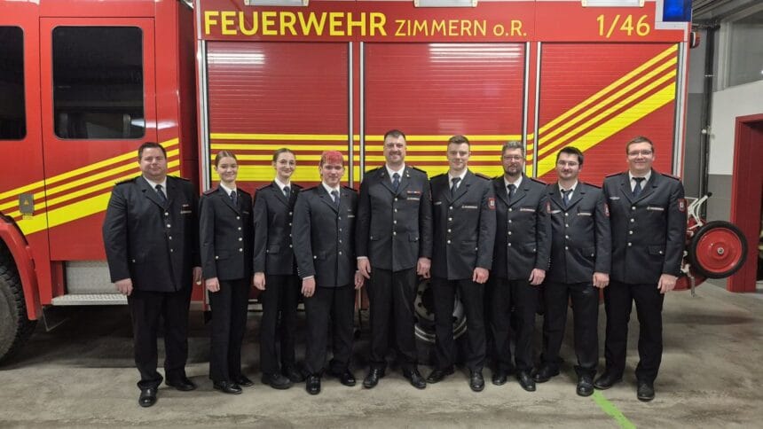 Von links: stv. Kommandant Benjamin Grießhaber mit den übergetretenen Einsatzkräften Teresa Burkard, Lara Noder, Max Iglauer, Jugendwart Andreas Roth und sein Team um Yannick Haas, Marco Rottler, Jan Sakautzky und Markus Mauch. Foto: fw