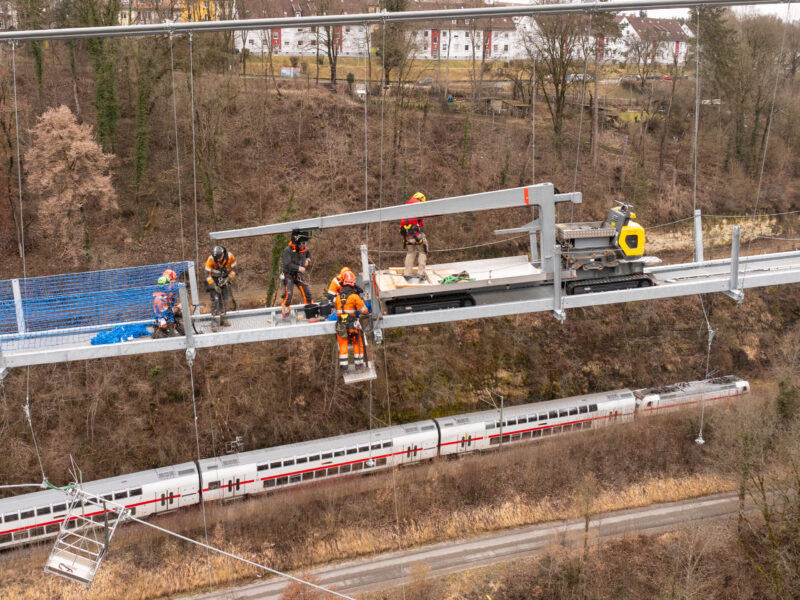 Letzte Trittplatte montiert: Rottweils Hängebrücke „Neckar Line“ macht wichtigen Schritt zur Eröffnung