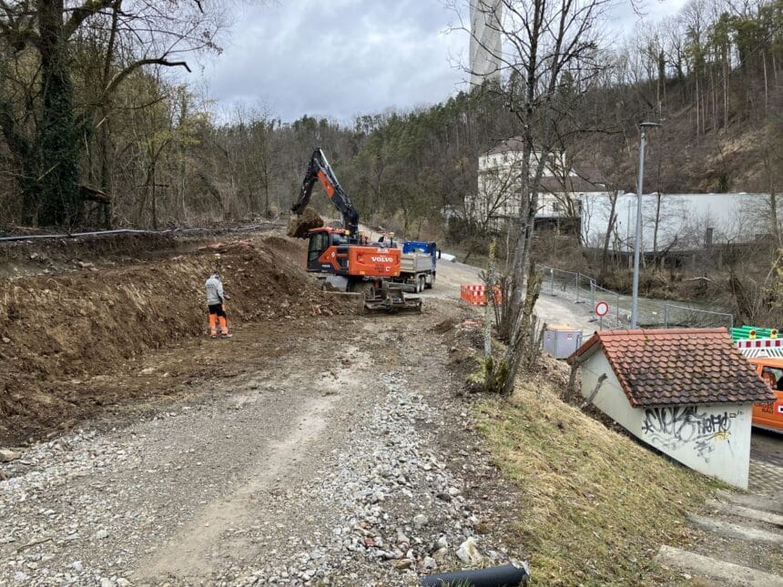 Im Neckartal wird mittlerweile auch an der Straße zwischen der neuen Duttenhofer-Brücke gearbeitet. Künftig wird des dort auch einen kombinierten Fuß- und Radweg geben. Läuft alles nach Plan, kann die Straße Ende der Sommerferien für den Verkehr frei gegeben werden. Dann steht dort auch ein neuer Radweg vom Gewebepark Neckartal bis in die Au zur Verfügung (Fotos: Stadt Rottweil / Mager).
