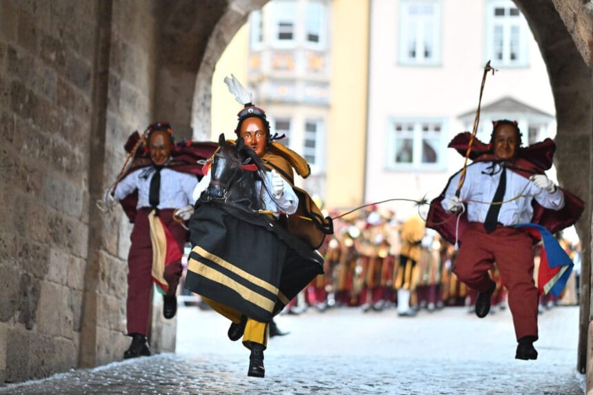 Drei in der Luft: dynamisch startete diese Rössle-Gruppe in den Fasnetsdienstag. Foto: al