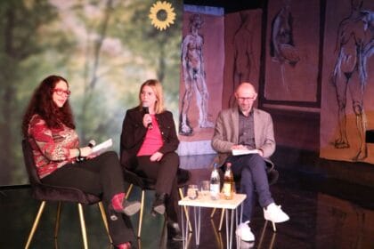 Sonja Rajsp-Lauer, Bundestagsabgeordnete Chantal Kopf und Kandidat Artur Eichin im Gespräch über Wirtschaftspolitik und mehr. Foto: Moni Marcel