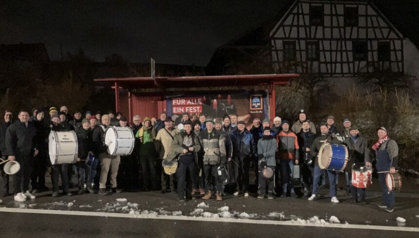 Treffpunkt Bushaltestelle Dorfmitte kurz vor dem Abmarsch. Foto: Neff