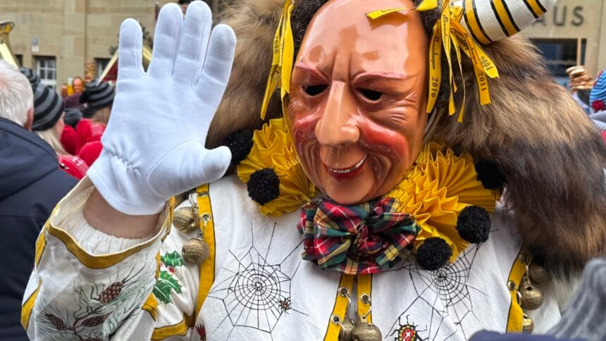 Ein Schramberger Narro beim Hanselsprung am Fasnetssonntag. Foto: Peter Arnegger