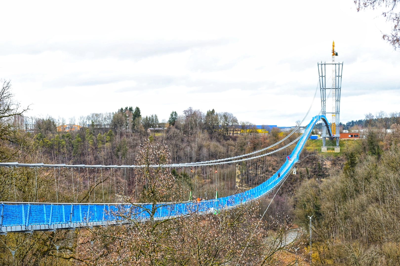 Noch im Bau: die Fußgänger-Hängebrücke in Rottweil. Foto: Peter Arnegger