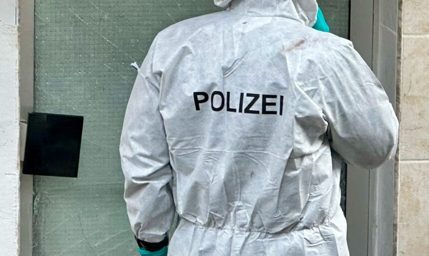 Ermittler an einem Tatort. Symbol-Foto: Peter Arnegger