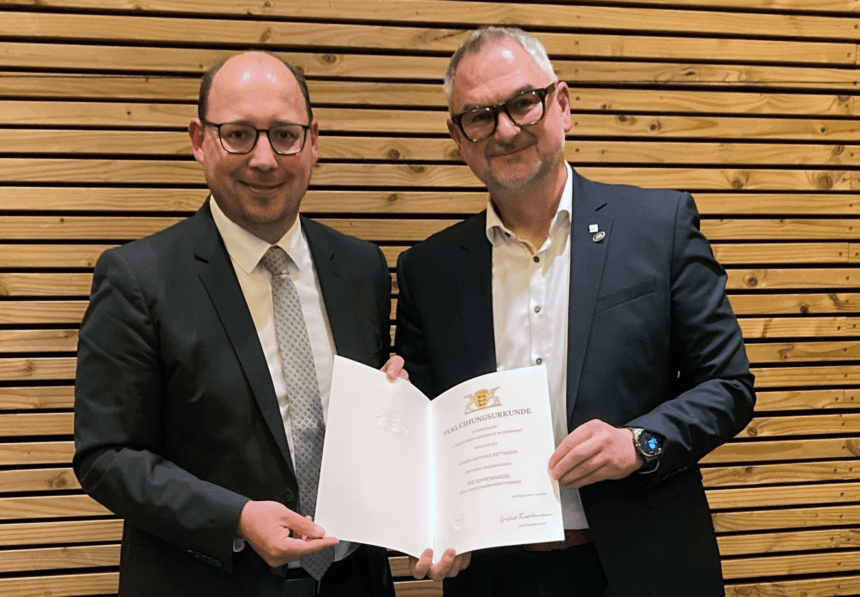 OB Dr. Christian Ruf übergibt die Landesehrennadel des Landes Baden-Württemberg an den Ortsvorsteher von Feckenhausen, Mathias Dettinger (Foto: Stadt Rottweil / Kimmig).