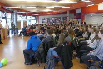 Gut besetztes Jugendforum in der Mensa des Schramberger Gymnasiums. OBin Dorothee Eisenlohr (links) begrüßt die Gäste. Foto: him