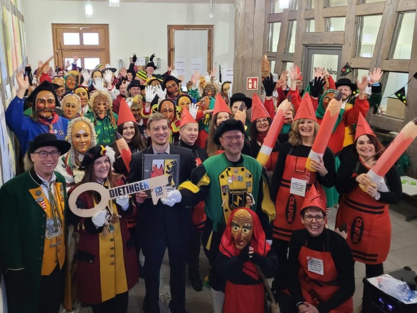 Das traditionelle Gruppenbild mit Närrinnen und Narren sowie den Obrigkeiten entstand in diesem
Jahr im Foyer des Rathauses Dietingen. Foto: pm