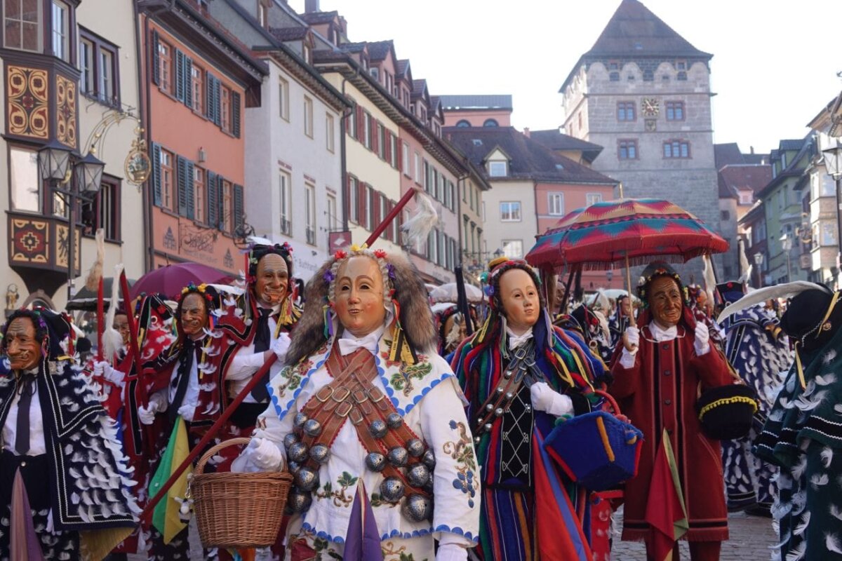 Höhepunkt der Rottweiler Fasnet ist der Narrensprung, von dem Jahr für Jahr farbenfrohe Bilder in alle Welt gehen (Foto: Stadt Rottweil/Hermann).