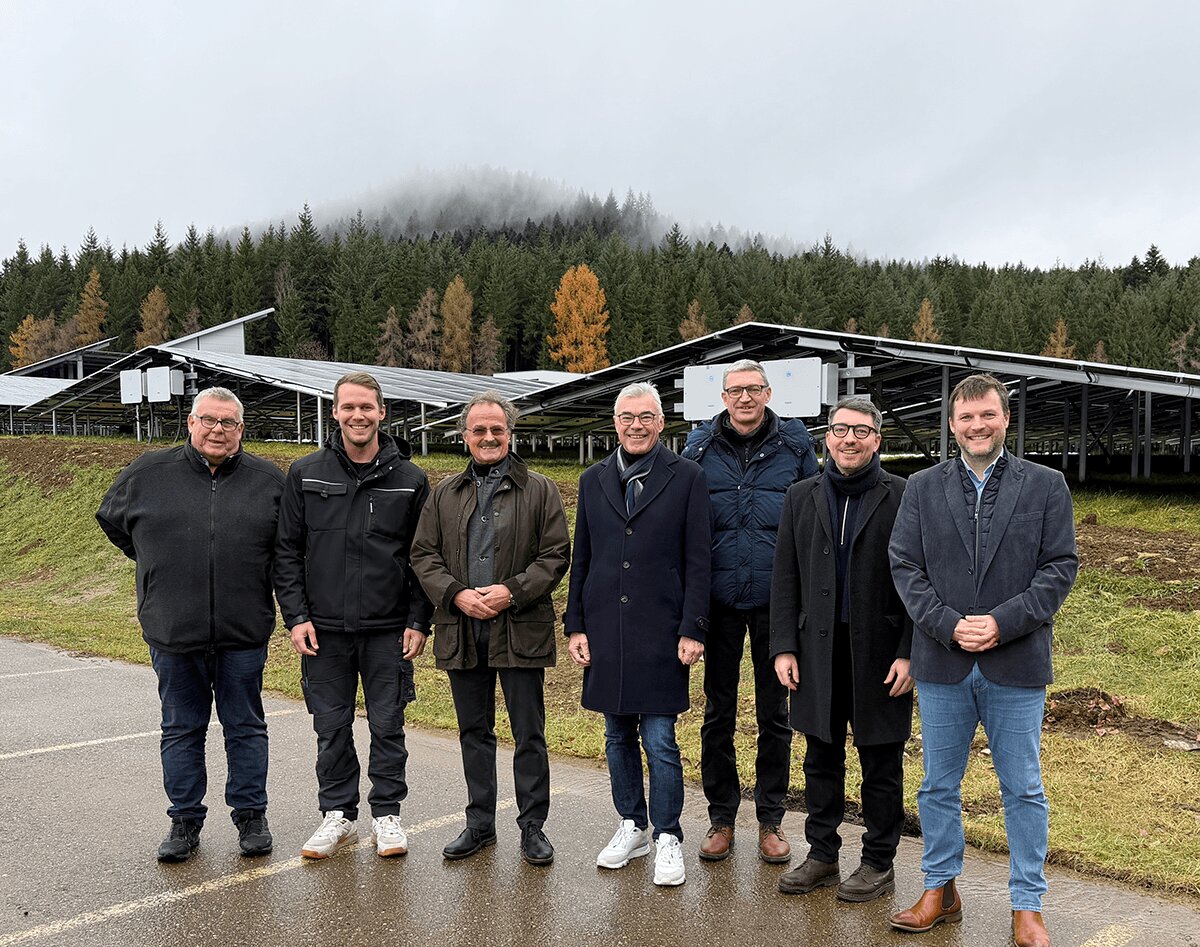 Freuen sich über die neue 3-Megawatt-Photovoltaikanlage am Fuße des Lembergs (v. l. n. r.): Helmut Specker, Nico Specker (BES New Energy), Helmut Schnell (Heuberg Energie), Martin Schuler, Günter Schneider und Philipp Schuler (Schuler Präzisionstechnik) sowie Andre Kielack (Gemeinde Gosheim). Foto: pm