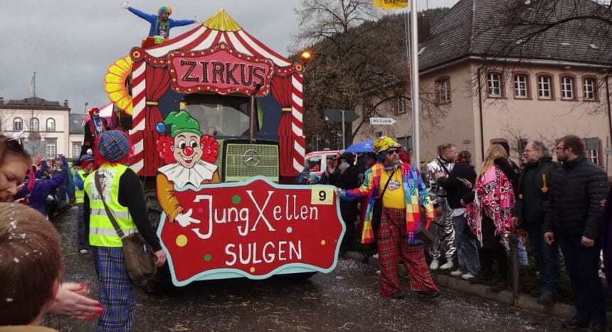 Dunkle Regenwolken un d davor der Zirkuswagen der Junxellen Sulgen. Foto: rem