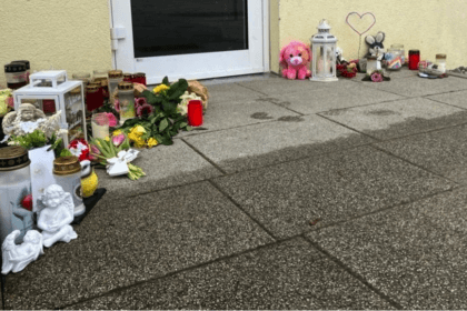 Vor dem Vereinsheim sind zum Gedenken an das verstorbene Kind Kerzen, Stofftiere, Engelsfiguren und Blumen abgelegt worden. (Foto: Klaus Irion)