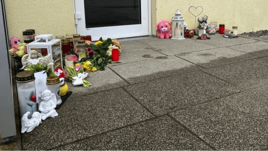 Vor dem Vereinsheim sind zum Gedenken an das verstorbene Kind Kerzen, Stofftiere, Engelsfiguren und Blumen abgelegt worden. (Foto: Klaus Irion)
