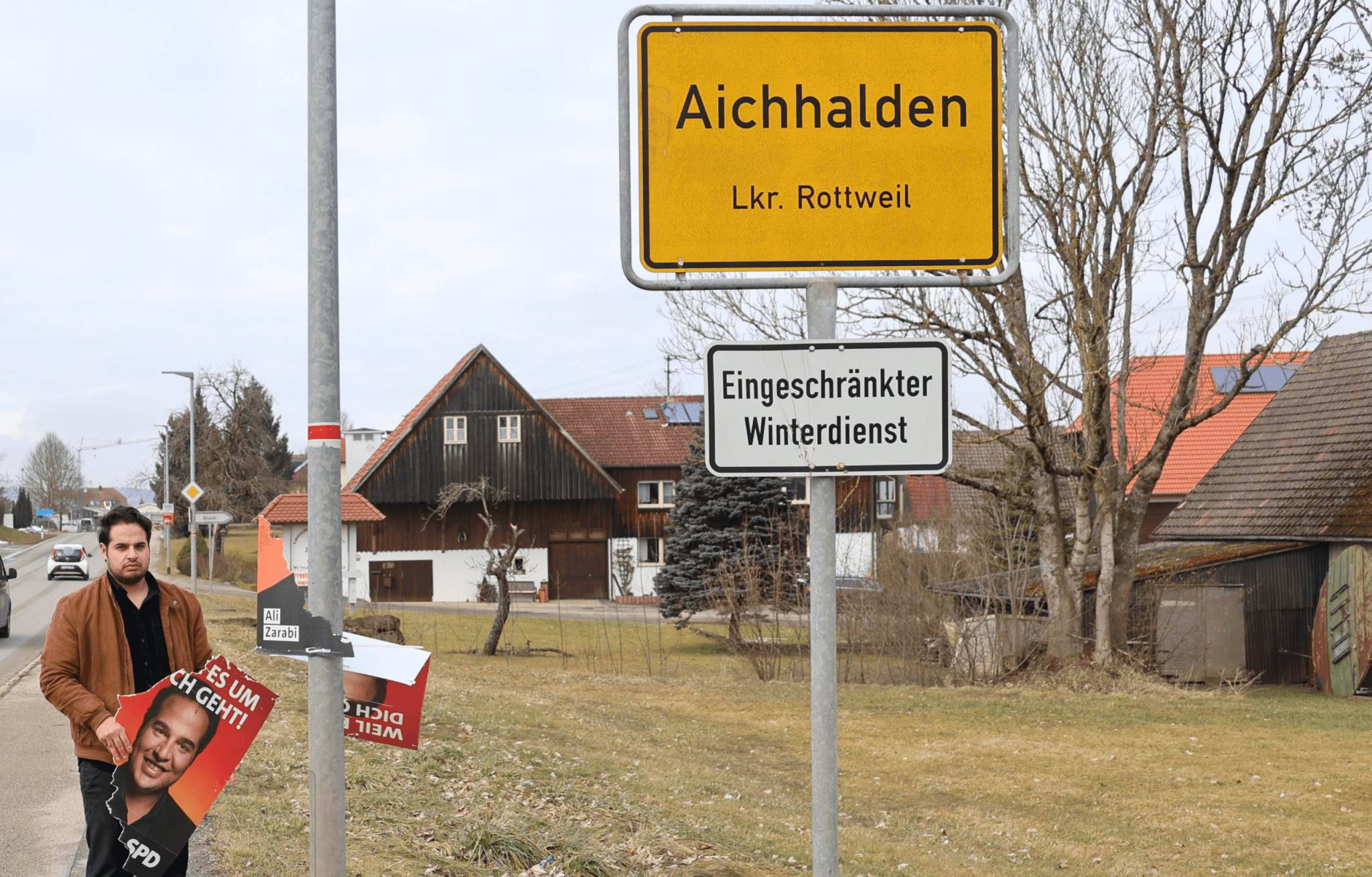 Landtagskandidat Ali Zarabi (SPD) nimmt die Beschädigung seiner Wahlplakate in Aichhalden zum Anlass für einen Bürgerdialog. Foto: pm