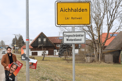 Landtagskandidat Ali Zarabi (SPD) nimmt die Beschädigung seiner Wahlplakate in Aichhalden zum Anlass für einen Bürgerdialog. Foto: pm