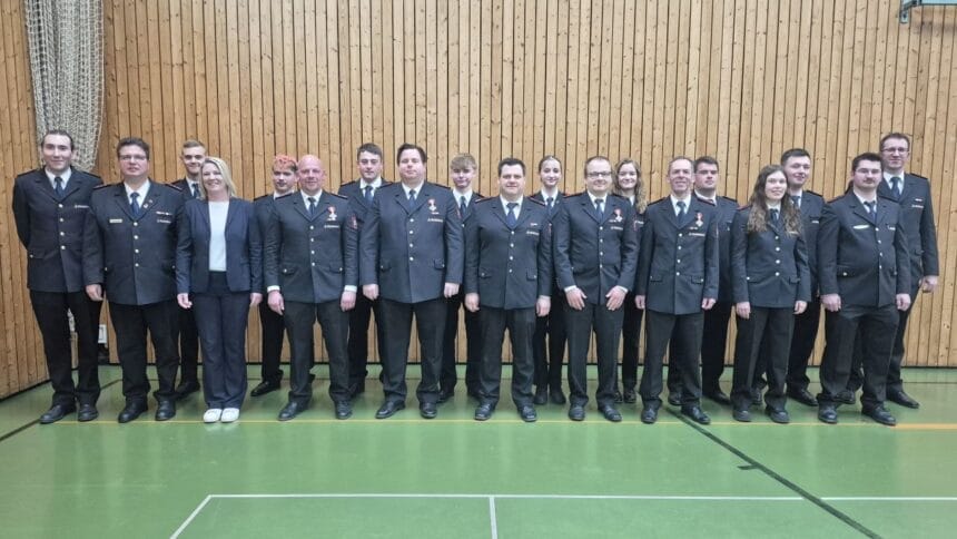 Von links: Kreisbrandmeister Philipp Glunz, Kreisfeuerwehrverbandsvorsitzender Jürgen Eberhardt, Fynn Dietenberger, Bürgermeisterin Carmen Merz, Max Iglauer, Kommandant Frank Scherfer, Robin Müller, stv. Kommandant Benjamin Grießhaber, Sebastian Todt, Markus Schuler, Lara Noder, Frank Hauser, Teresa Burkard, Stefan Mager, Janick Keufer, Ida Jauch, Benjamin Jauch, Jan Sakautzky und Markus Kopf. Foto: Feuerwehr