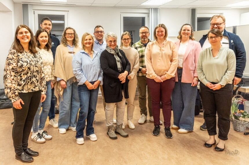 Neu- und wiedergewählte Vorstandsmitglieder, Kassenprüfer*innen und geehrte Musiker*innen
Von links nach rechts:
Tanja Alf, Mirjam Bohnert, Jonas Scharff, Carolin Burkard, Nicole Burkard, Marcel Bartels, Monika Decker, Elisabeth Schneider, Martin Schäuble, Sandra Bartels, Vera Ketterer, Dagmar Weiß, Karl-Heinz Villinger. Foto: Thomas Decker