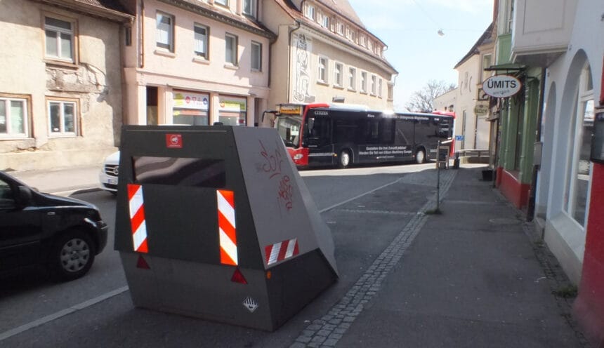 Der "Enforcement Trailer" in der Waldtorstraße ist Ggeenstand von Diskussionen in der Bevölkerung. Nicht aber im Rottweiler Gemeinderat. Foto: wede