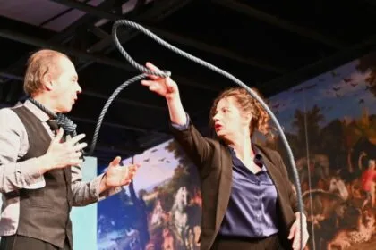 In den Fängen der Vergangenheit - aber nicht ganz: Valentina Sadiku  und Martin Olbertz in der neuesten Zimmertheater-Produktion "Der Abschiedsbrief", die am Samstag eine fulminante Premiere hatte. Foto: al