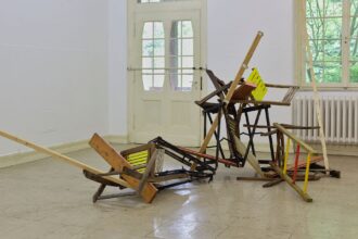 Kunstinstallation aus Stühlen und Holz