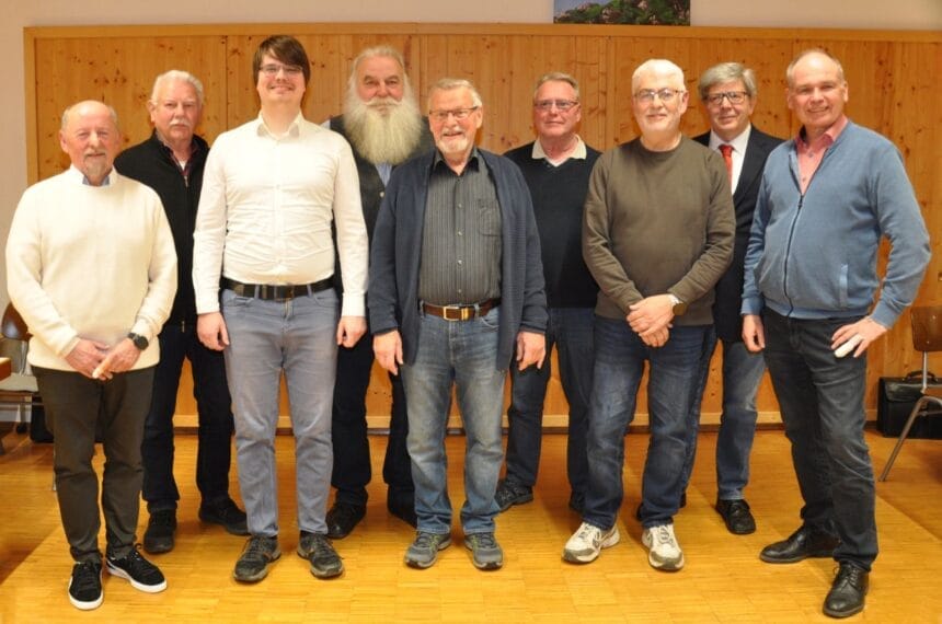 Der neu gewählte Vorstand und Ausschuss des MGV Liederkranz Neufra mit Chorleiter Julian Fack (v.l.n.r.): Alois Kaiser, Reinhold Fetzer, Julian Fack, Franz Pill, Hubert Weber, Rudolf Häsler, Alfred Häuptle, Rudolf Waldau und Rainer Pfautsch. Foto: Johanna Pfautsch