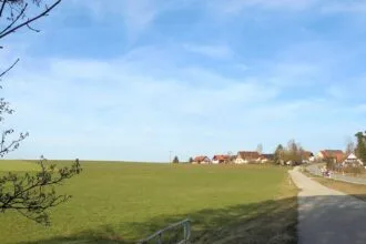 Am Ortsrand von Heiligenbronn auf der "grünen Wiese" links neben der Landstraße soll das Neubaugebiet und die Umfahrungsstraße entstehen. Archiv-Foto: him