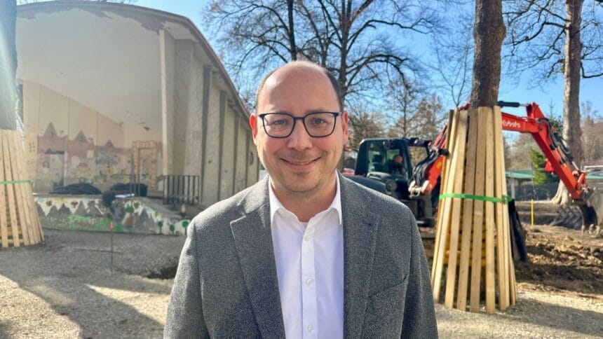 Die Bauarbeiten für die Landesgartenschau am Neckar machen große Fortschritte. OB Dr. Christian Ruf lädt die Bürgerinnen und Bürger dazu ein, die Baustellen aus nächster Nähe zu besichtigen. Treffpunkt ist am Musikpavillon, der derzeit saniert wird (Foto: Stadt Rottweil / Hermann).