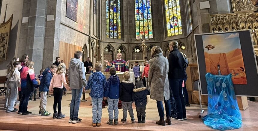 Kinder versammelten sich zum Vaterunser um den AltarFoto : Veronika Heckmann-Hageloch