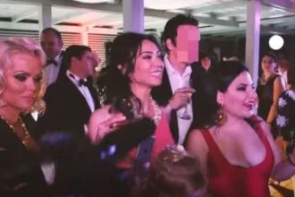 Ruja Ignatova mit ihrem Ehemann Björn S., dahinter mit Fliege  Sebastian Greenwood, Ignatovas Geliebter und Miterfinder von OneCoin, links: Asdis Ran, Ignatovas beste Freundin in Bulgarien. Aus einem OneCoin-Video zu Ignatovas Geburtstagsparty 2015. Archiv: him
