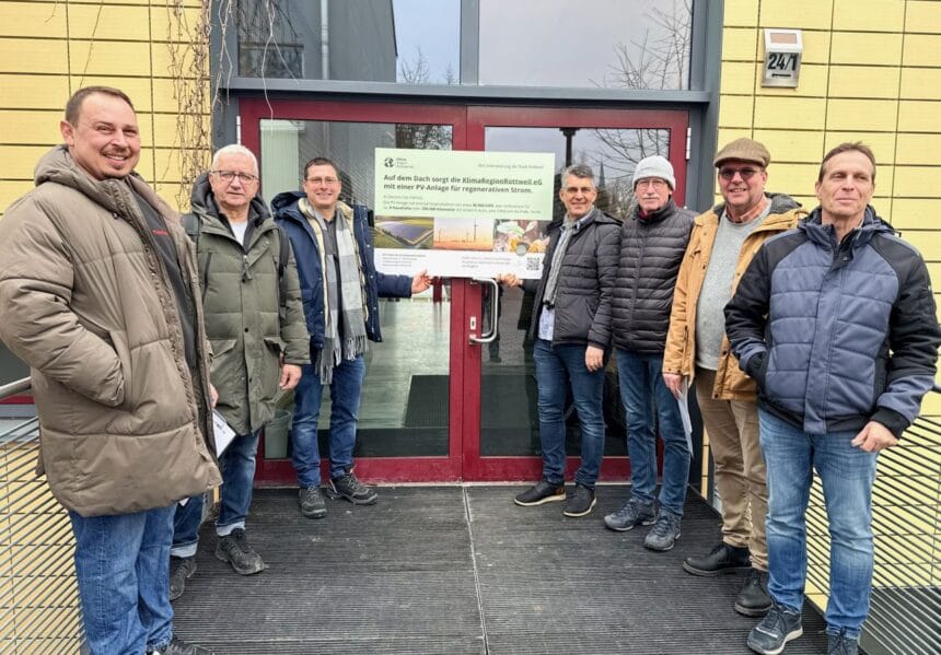 Die Genossenschaft „KlimaRegionRottweil“ und die Stadt Rottweil haben die PV-Anlage auf dem Schwimmhallendach der Eichendorffschule offiziell in Betrieb genommen. Projektleiter Peter Jung (Zweiter von links), die beiden Genossenschaftsvorstände Simon Spreter und Uli Wagner (Dritter und Vierter von links), sowie Erik Fiss, städtischer Fachbereichsleiter Hochbau (Zweiter von rechts) freuen sich über die gelungene Kooperation. (Foto: Stadt Rottweil / Hermann).