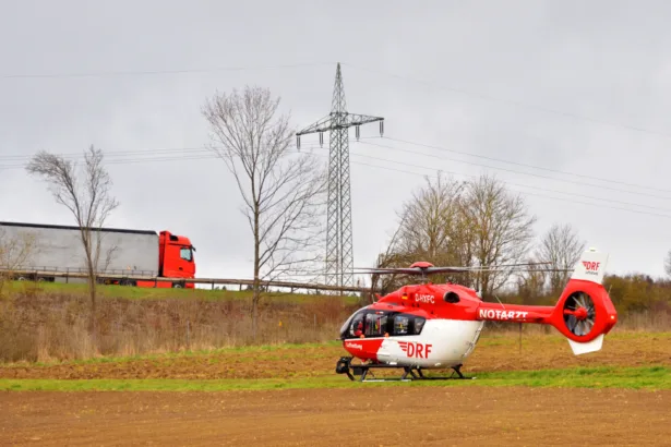Vorübergehender Parkplatz auf dem Feld neben der Autobahn. Foto: Peter Arnegger