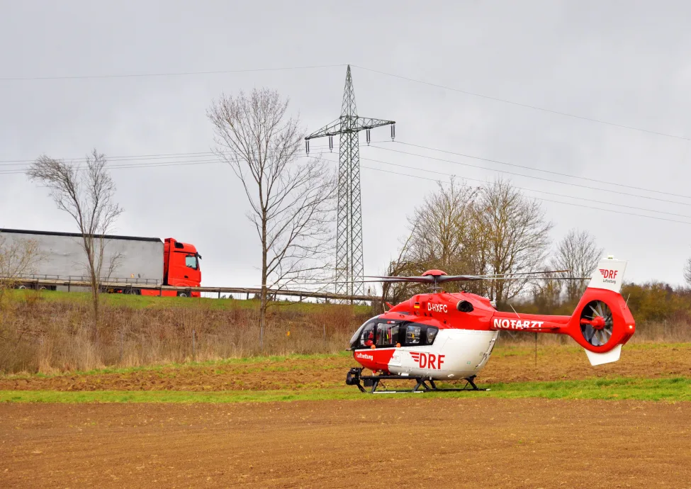 Vorübergehender Parkplatz auf dem Feld neben der Autobahn. Foto: Peter Arnegger