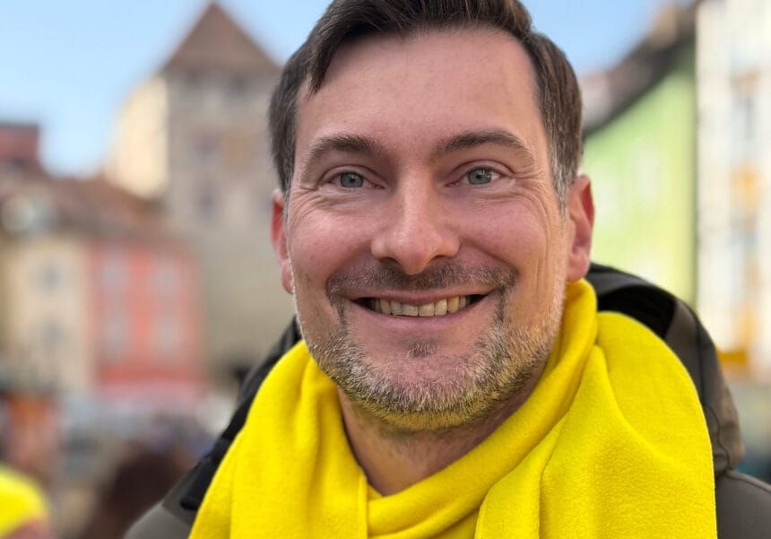 Damals noch ein gut gelaunter und zuversichtlicher Wahlkämpfer: Daniel Karrais auf dem Rottweiler Wochenmarkt. Foto: Peter Arnegger