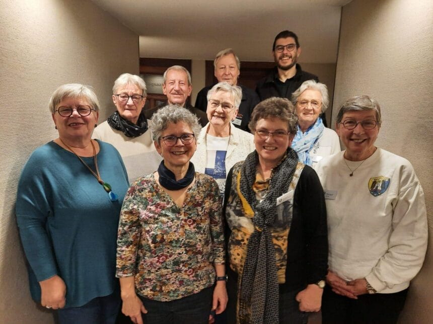Von links: erste Reihe: Gabriela Müller, Monika Nagel- Weitz, Birgit Walter- Mattes, Margot Groß, zweite Reihe: Brigitte Niebel, Präsidentin Gabi Mohm, Ingeborg Hugger, dritte Reihe: die Jubilare Edgar Weinmann und Roland Haller und Schatzmeister Hendrik Herrmann. Foto: RFH