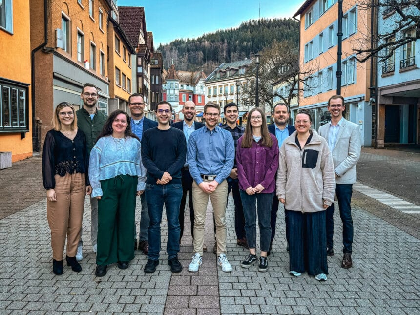 Auf dem Bild zu sehen: die Vorstandschaft von links nach rechts mit Elena Kiolbassa, Tim Rückert, Annika Kussberger, Karsten Birbaum, Christoph Mauch, Stadtmusikdirigent Daniel Weißer, Jonas Huber, Sviatoslav Milash (Dirigent JBO Youthnited), Amelie Golm, Dieter Neininger, Mirjam Hauser und Matthias Krause. Auf dem Bild fehlt Olivia Flieger. Foto: pm