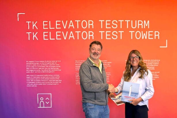 Wird von Turmmanagerin Beate Höhnle begrüßt: Dirk Diestel aus Überlingen. Foto: TK Elevator