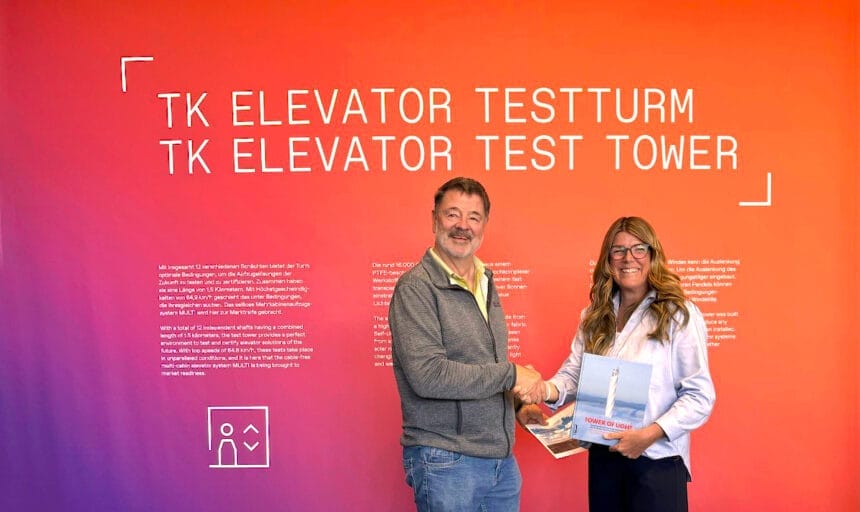 Wird von Turmmanagerin Beate Höhnle begrüßt: Dirk Diestel aus Überlingen. Foto: TK Elevator