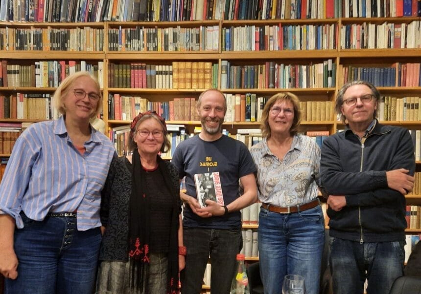 Thomas Weiler mit Margarete Lempp und Angela Gessler vom AK Belarus, sowie Bettina Schültke und Peter Staatsmann. Foto: Renate Greve