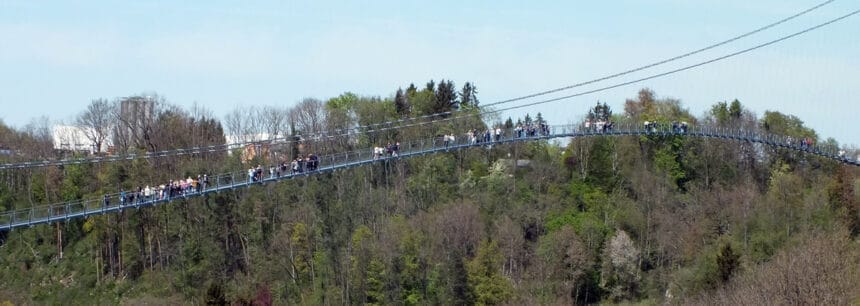 Gut besucht war die Hängebrücke am Samstag. Fotos: wede