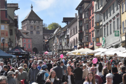 Sonne, Neckarline, Gaukler und Geschäfte locken viele Besucher an