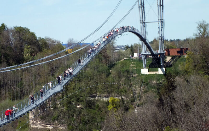 Sonne, Neckarline, Gaukler und Geschäfte locken viele Besucher an