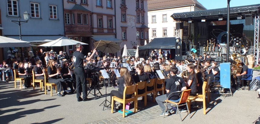 Den Aujftakt zu "Jazz in Town" machte die Jugendkapelle unter Johannes Nikol. Foto: wede
