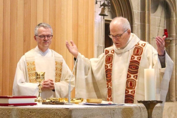 Martin Stöffelmaier beim Jubiläumsgottesdienst. Links Pfarrer Timo Weber. 
Foto: Berthold Hildebrand