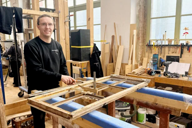 Paul Steinbock arbeitet in der Holzmanufaktur in Rottweil an einem Fensterrahmen aus dem hundert Jahre alten Klöpperhaus in Hamburg. Foto: pm